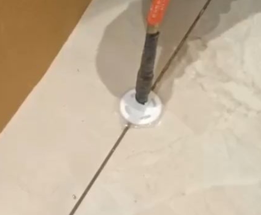 开平瓷砖空鼓维修公司专业解答瓷砖在铺贴过程中，如果没有涂抹均匀到位的粘结材料（如水泥砂浆或瓷砖胶），可能会导致以下问题
