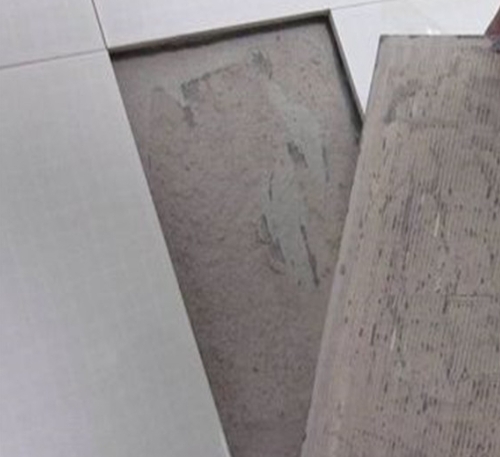 开平瓷砖空鼓维修公司分享瓷砖铺贴时如果打浆（即涂抹在瓷砖背面和基层上的砂浆或瓷砖胶）过少，会带来以下问题